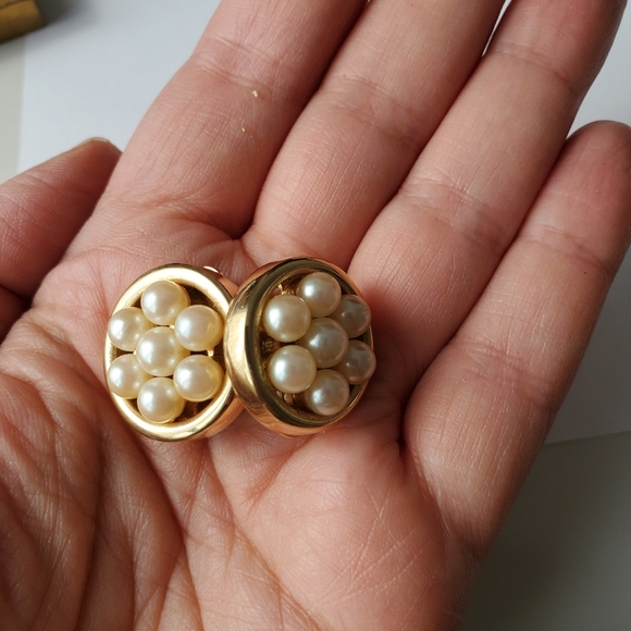 Vintage round faux pearl and gold tone clip on earrings - Picture 3 of 6